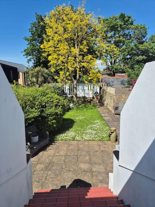 Spacious Seaside Escape In The Heart Of Deal, 4 Mins From The Beach Экстерьер фото