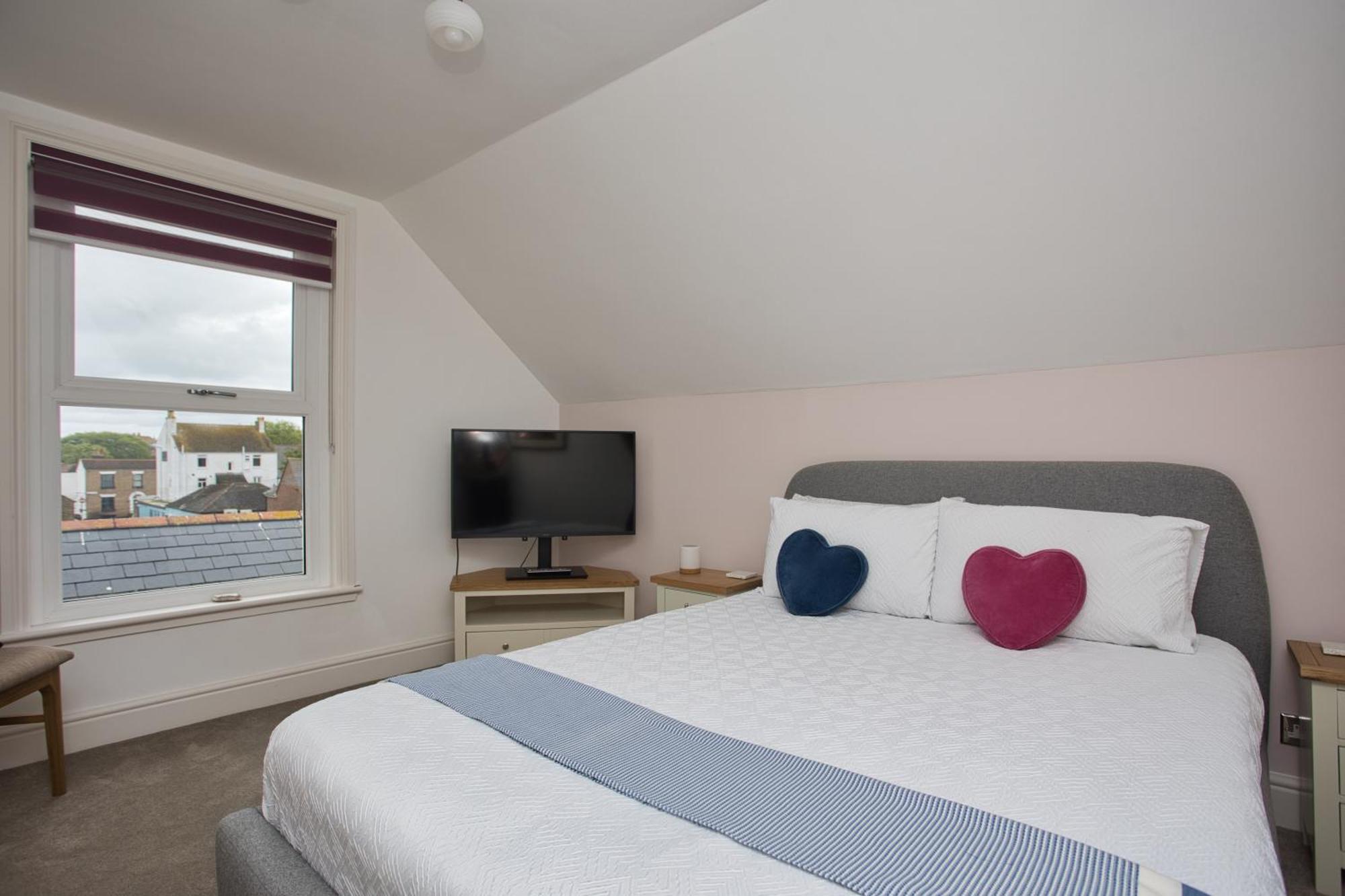 Spacious Seaside Escape In The Heart Of Deal, 4 Mins From The Beach Экстерьер фото