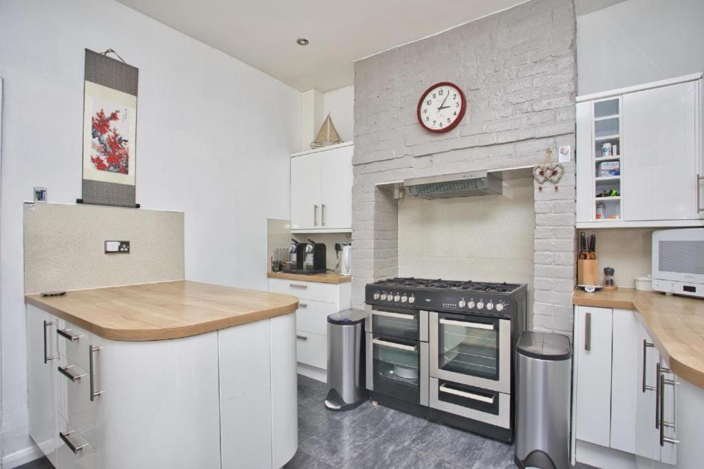 Spacious Seaside Escape In The Heart Of Deal, 4 Mins From The Beach Экстерьер фото
