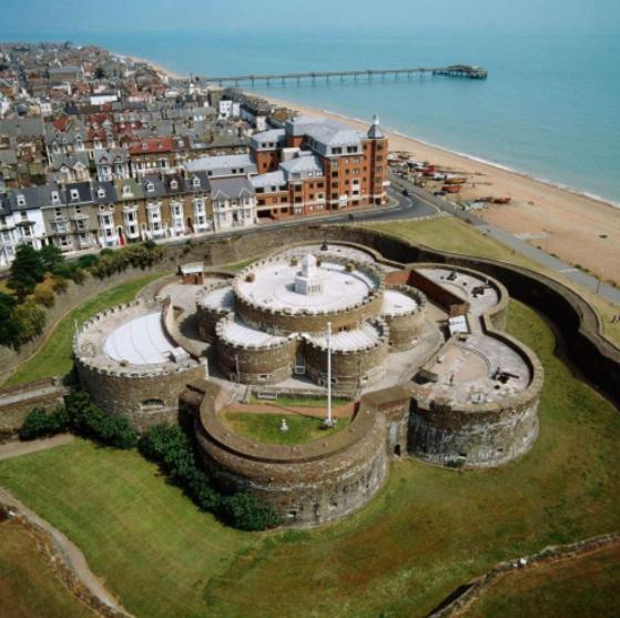 Spacious Seaside Escape In The Heart Of Deal, 4 Mins From The Beach Экстерьер фото