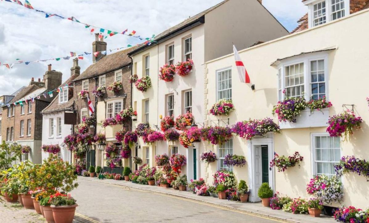 Spacious Seaside Escape In The Heart Of Deal, 4 Mins From The Beach Экстерьер фото